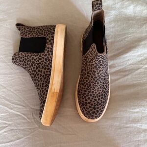 Chocolate Blu animal print Chelsea pill on hi tops 40/9